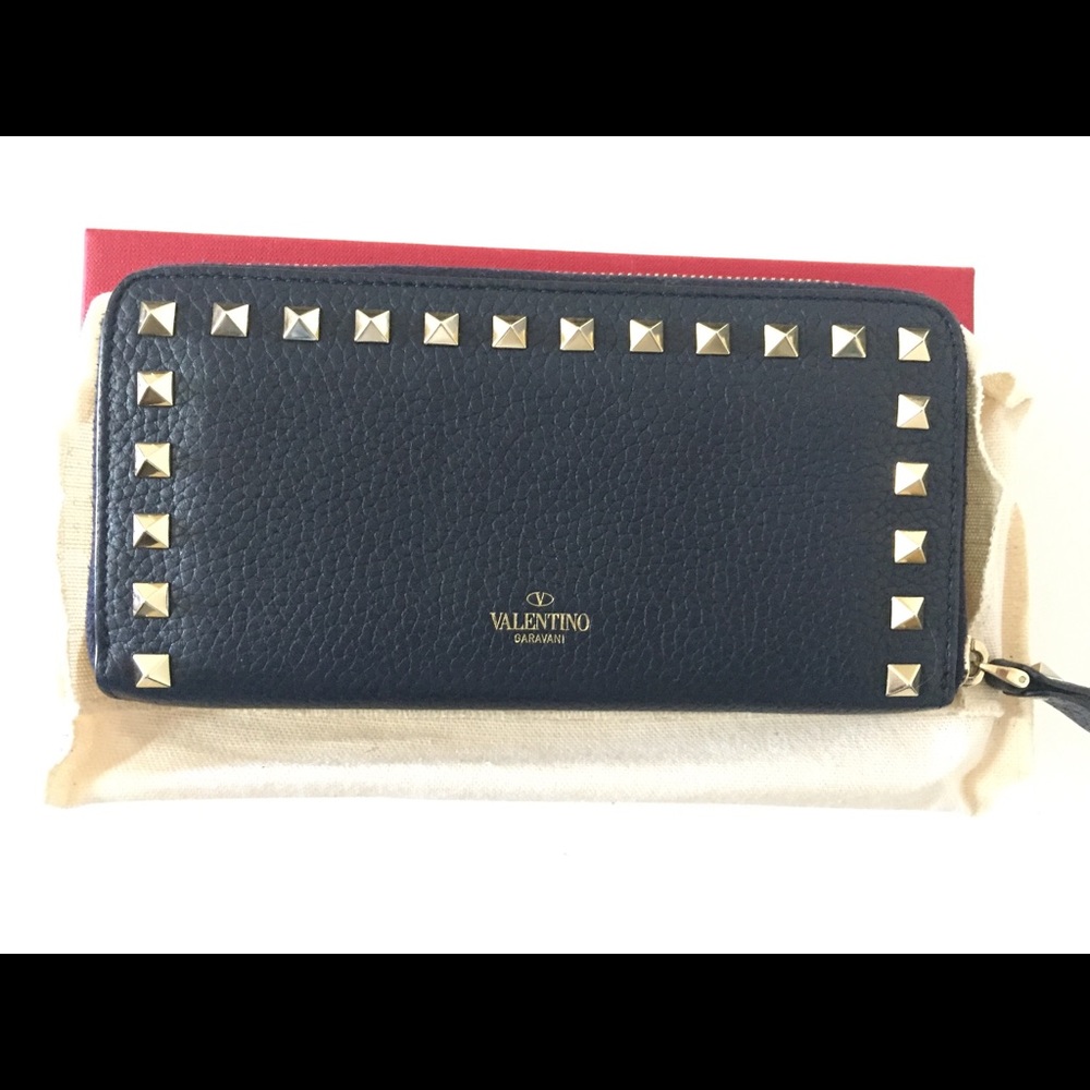 SOLD 🔴 VALENTINO Rockstud continental wallet